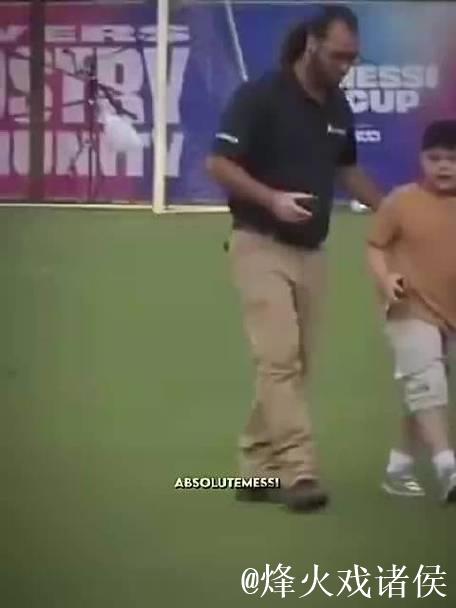 梅西看到小球迷想合影被阻拦，直接招呼他过来