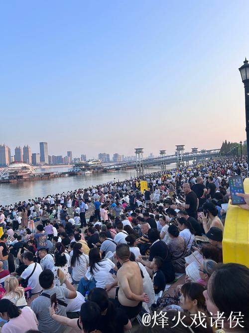 大潮奔涌 青春激荡